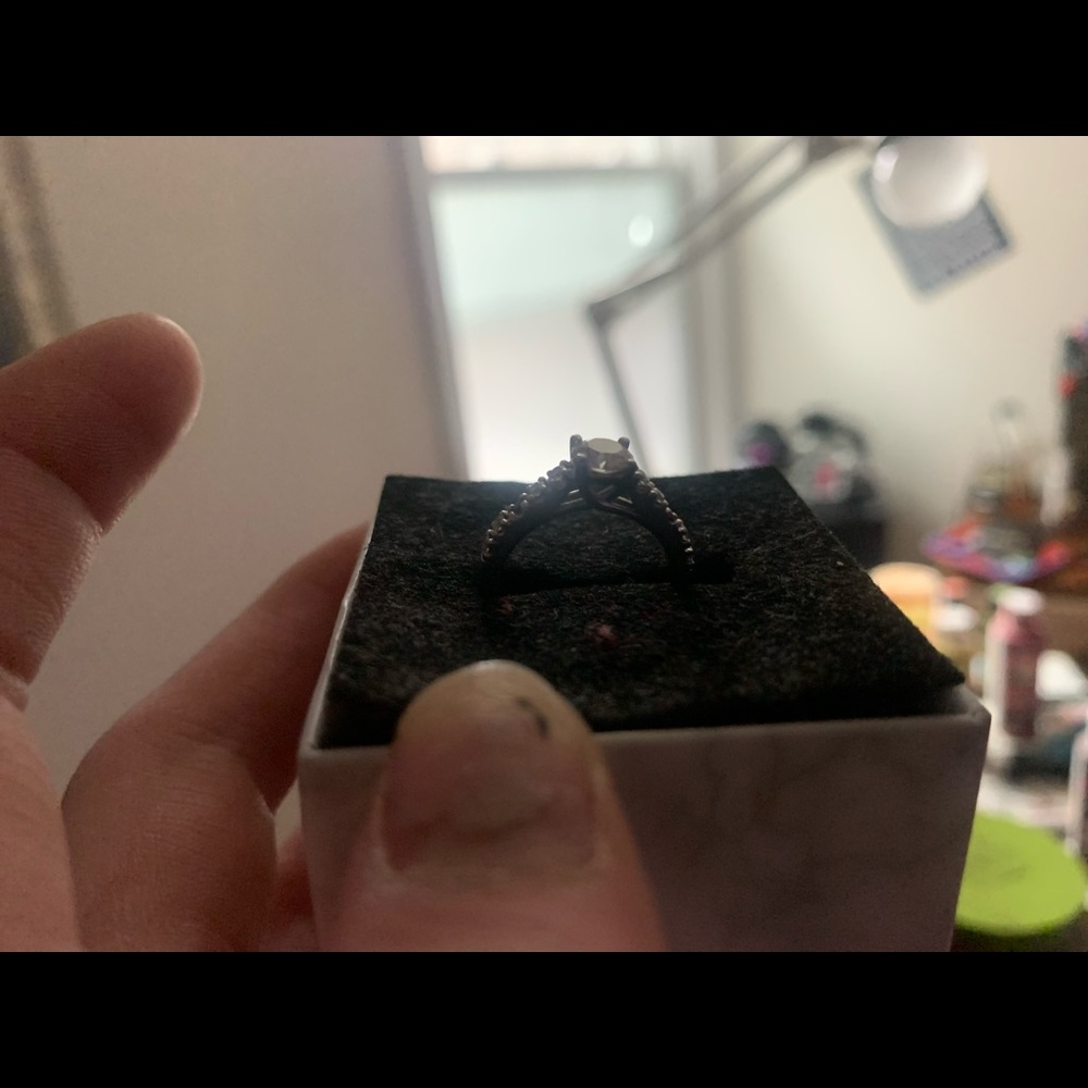 Size 6 engagement ring - Picture 4 of 5